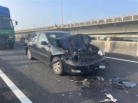 國3彰化路段3車連環撞 轎車遭大貨車前後夾擊！駕駛受傷送醫