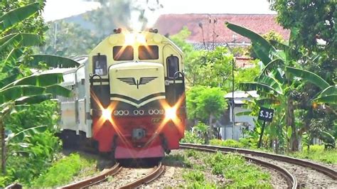 Nonton Kereta Api Menoreh Dan Argo Muria Di Perlintasan Palang Pintu Ka