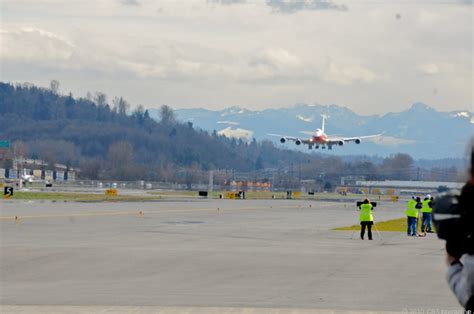 Flawless first landing for Boeing's 747-8 Intercontinental (photos) - CNET