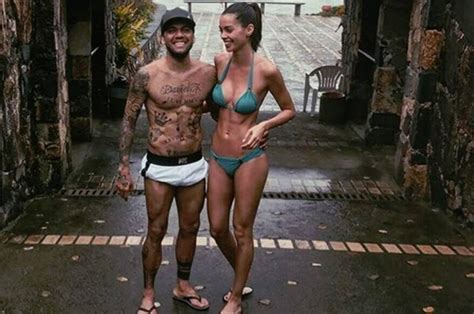 Novia de Dani Alves revela lo que el jugador le pide a las 7 de la mañana