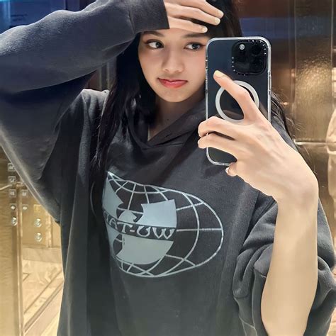 lisa mirror selca blackpink icons lq Rosé Icons Lisa Kpop Mirror