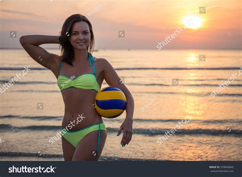 Sexy Sporty Slim Woman Bikini Ball库存照片 Shutterstock