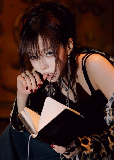 K Netizens Rave Over Karina S Blonde Hair And Winter S Leopard Look In