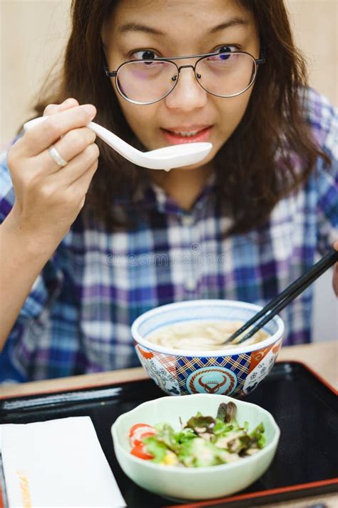 Asian Women Eating Ramen Stock Afbeelding Image Of Mooi 117917141