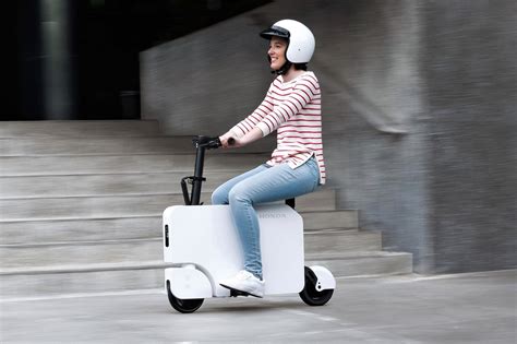 Honda показала электрический скутер размером с чемодан | carakoom.com