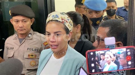 Nikita Mirzani Dilarikan Ke Rumah Sakit Pakai Penyangga Leher Begini