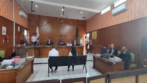 Eks Ketua Dprd Jabar Irfan Suryanegara Dan Istri Dituntut 12 Tahun Penjara