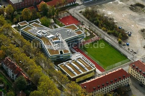 München aus der Vogelperspektive Herbstluftbild Schulgebäude im