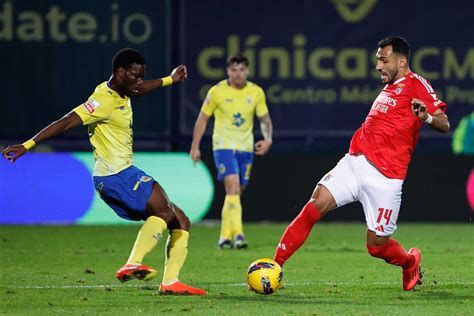 Benfica Vence Em Arouca Aproxima Se Do Sporting E Pressiona Fc Porto