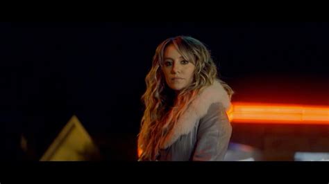 Lainey Wilson - "Things A Man Oughta Know" (Official Music Video)