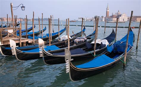 File:Venice - Gondolas - 4384.jpg