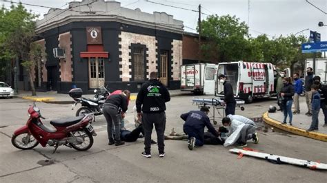 J Venes Lesionados Tras Choque Entre Un Auto Y Una Moto El Diario Del