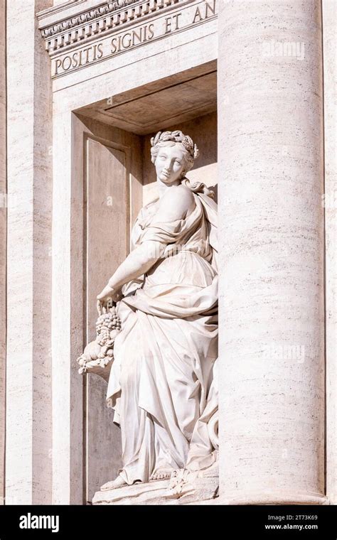 Beautiful woman statue italy hi-res stock photography and images - Alamy