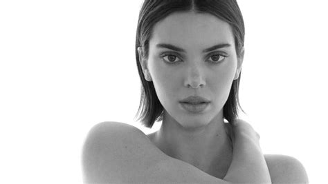 Kendall Jenner Ποζάρει γυμνή σε νέα της φωτογράφιση στο Instagram