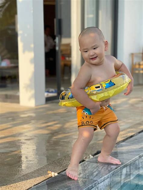 Trà My idol khoe đường cong gợi cảm khi diện bikini ở Vũng Tàu nhưng con trai út lại chiếm spotlight