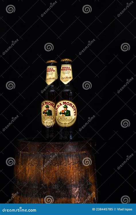 Botella De Cerveza Birra Moretti En Barril De Madera Con Fondo Oscuro