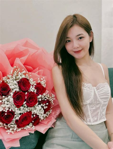 Hot girl dân tộc nổi tiếng MXH 10 năm trước nay làm mẹ đơn thân đẹp hút hồn cứ ra đường là