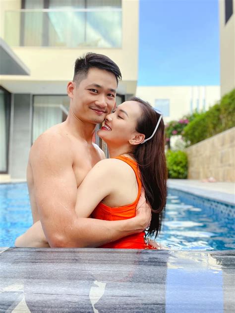 Mẹ con Bảo Thanh diện bikini khoe sắc vóc nuột nà bên bể bơi