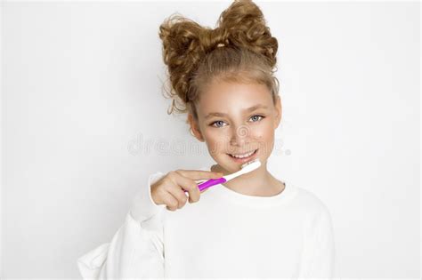 Leuk Mooi Blonde Jong Meisje Met Aardige Tanden Stock Afbeelding Image Of Arts Weinig
