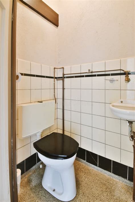 Eenvoudig Toilet Met Kleine Gootsteen Stock Foto Image Of Binnen