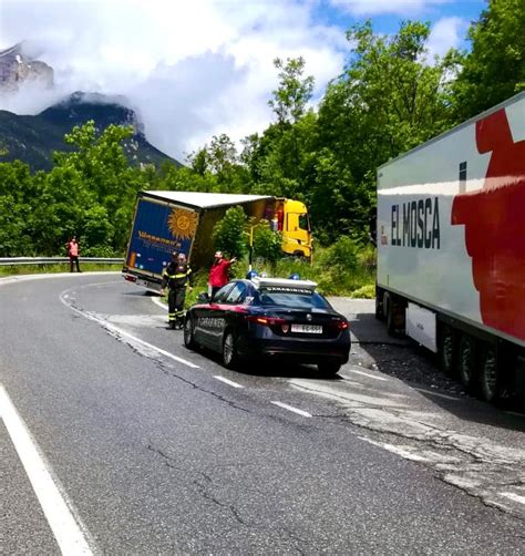 Valsusa Tir Incastrato Al Tornante Valsusaoggi