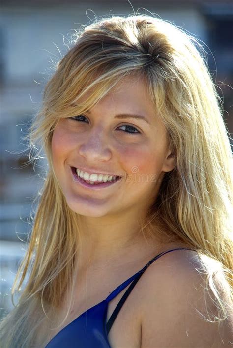 Jeune Blonde Avec Des Lunettes De Soleil Photo Stock Image Du Fille Cheveu