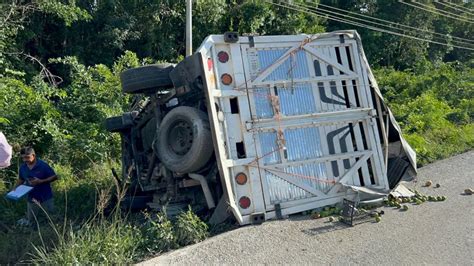 Vuelca camioneta en el tramo Playa del Carmen Cancún Quintana Roo Hoy