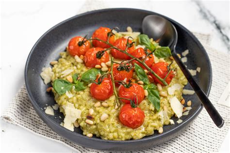 Groene Pesto Risotto Met Gegrilde Tomaten Recept De Kokende Zussen