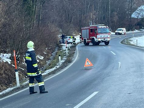 Auto Landete Im Bachbett Lenker Hatte Schutzengel In Minuten