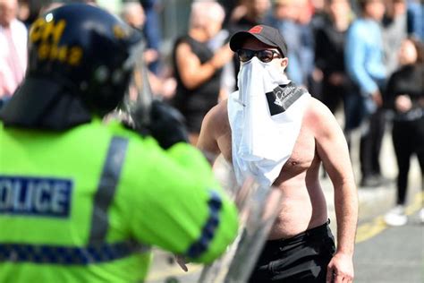 Attaque Au Couteau En Angleterre Heurts Entre Police Et Manifestants