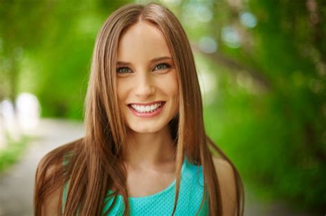 Primer Plano De Mujer Joven Al Aire Libre Foto Gratis