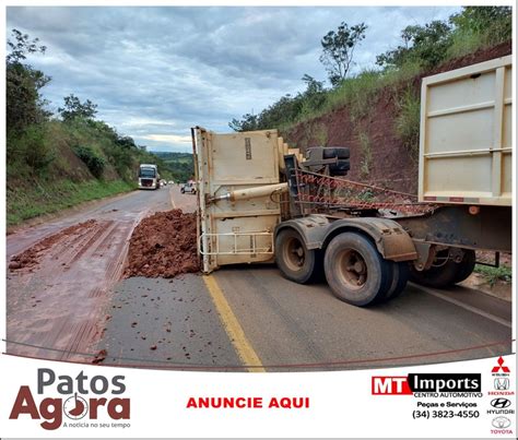 Semirreboque de carreta tomba após condutor passar mal e veículo voltar