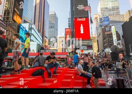 La Foule Des Touristes Posent Pour Vos Autoportraits Times Square