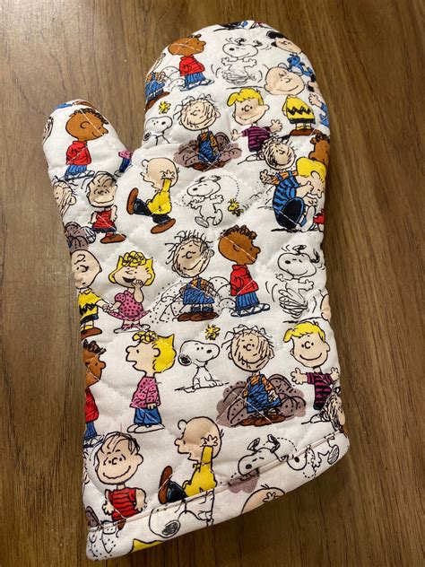 Charlie Brown Peanuts Snoopy And Friends Oven Mitt Pot Holder Set