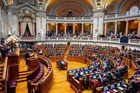 Voto De Pesar Da Assembleia Da República Pelo Falecimento Do Professor