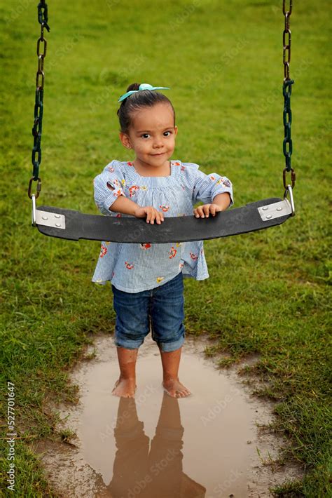 Ni A Hermosa Feliz Morena Latina Jugando Con Un Columpio Disfrutando De Un Hermoso Atardecer En