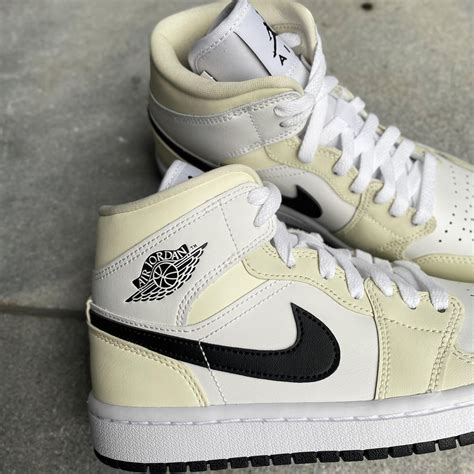 Bq6472 121 W Air Jordan 1 Mid Coconut Milk Trạm Tabo