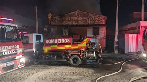 Incêndio destrói barracão de empresa na zona sul de Mogi Mirim