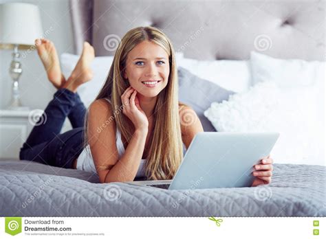 Femme Se Trouvant Sur Le Lit Avec Le Carnet Image Stock Image Du