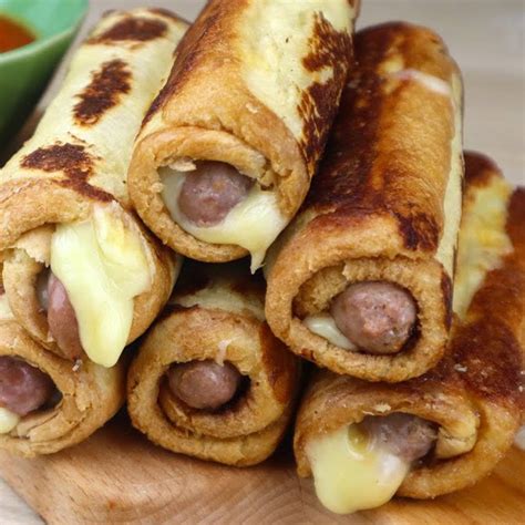 Cena exprés rollitos de pan de molde con queso y salchichas en minutos