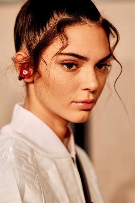 Cejas rectas en tendencia cómo llevarlas de acuerdo a Kendall Jenner