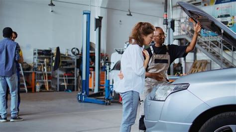 Technicien Certifi Dans L Espace De Travail Du Garage R Parant La