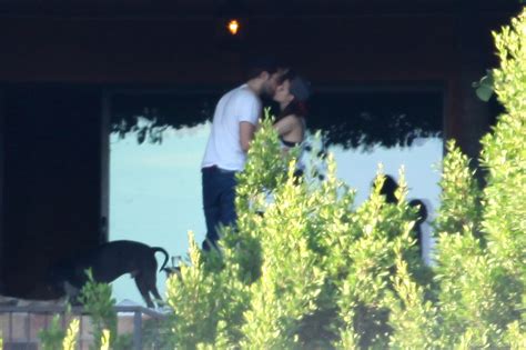 Rob & Kristen kissing [Oct 17] - Robert Pattinson & Kristen Stewart ...