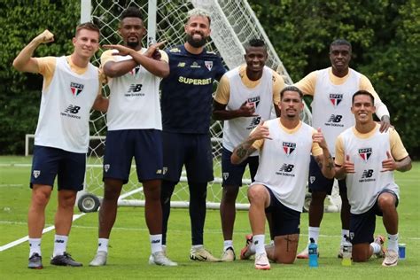 Dupla Fora Dos Planos Do S O Paulo Treina No Ct Enquanto Aguarda