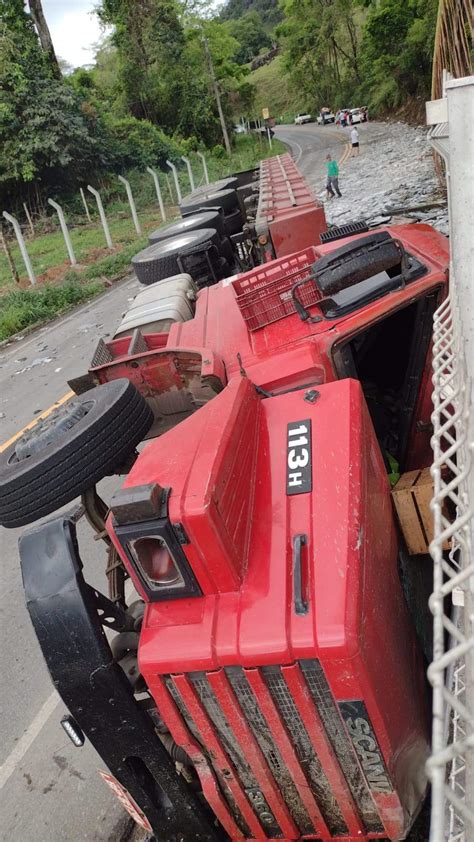 V Deo Carreta Pedras De Granito Tomba Ap S Motorista Perder