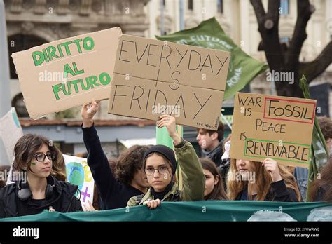 Roma Italia De Marzo De Los Manifestantes Sostienen