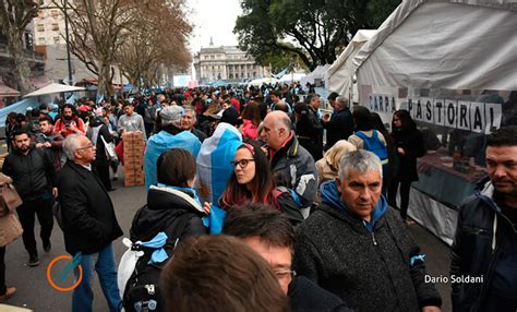 Pañuelos verdes y celestes las imágenes de la vigilia frente al congreso