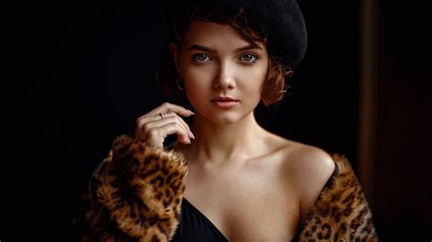 Face Women Looking At Viewer Berets Brunette Fur Coats Portrait