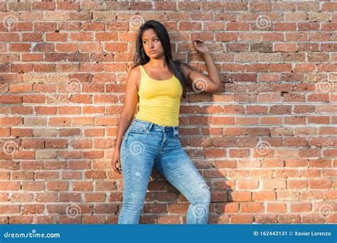 Foto De Jovem Latina Olhando Para Os Lados Na Rua Imagem De Stock Imagem De Ocasional Sorriso