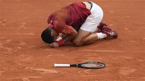 Knie Verletzung Novak Djokovic lässt Viertelfinalstart in Paris offen